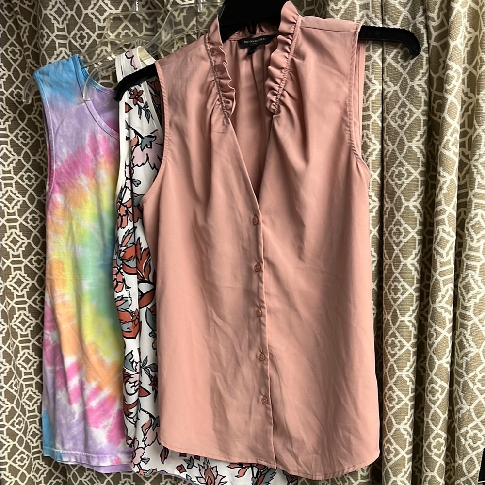 Bundle of 3 women’s medium sleeveless tops.